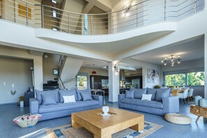 تلفزيون ذكي، مدفأة، ألعاب فيديو، مكتبة موسيقى