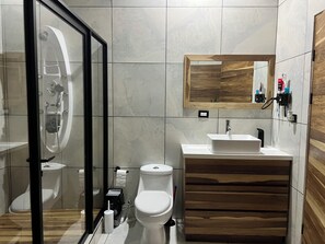 Dusche, Haartrockner, Handtücher, Seife