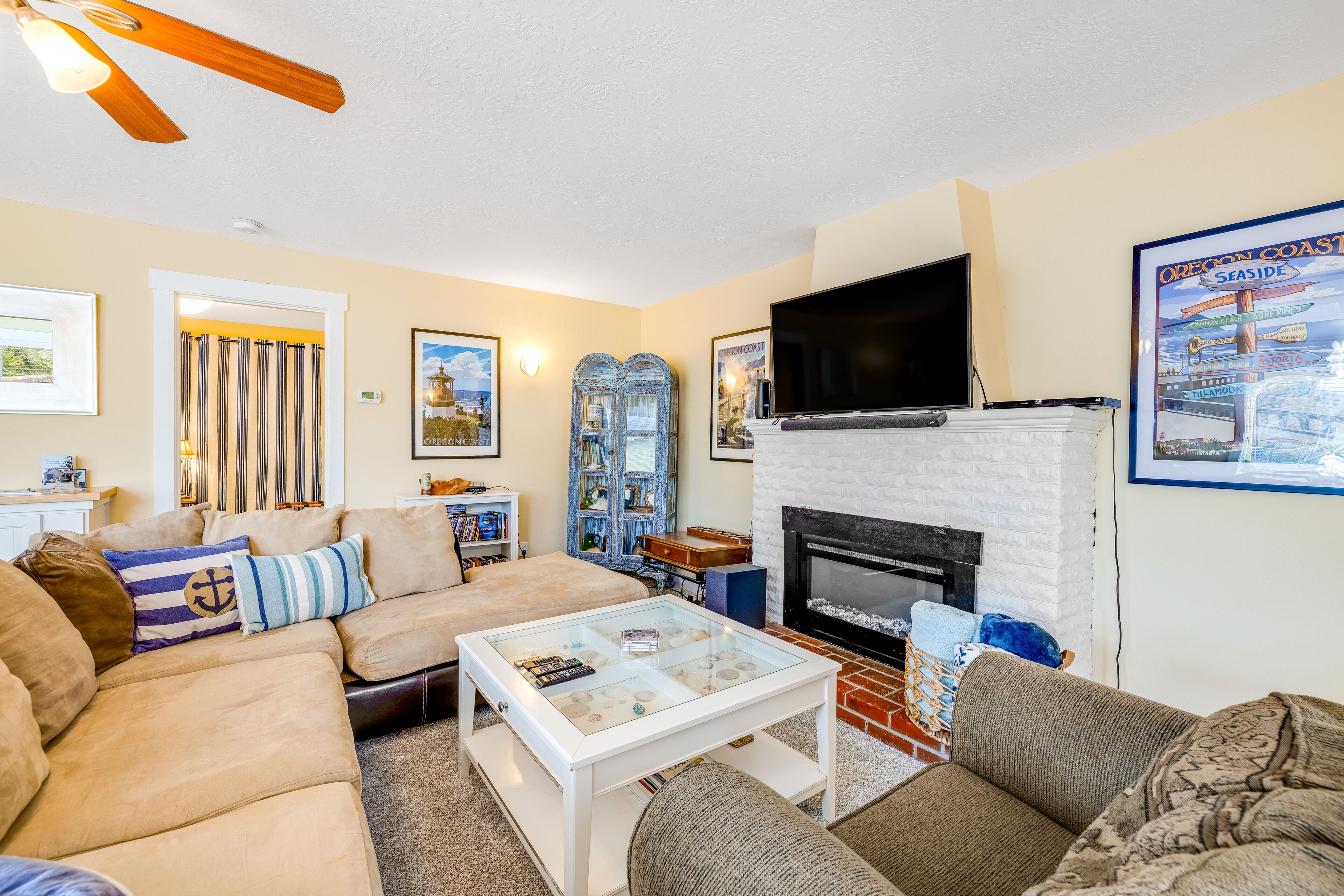 Historic cottage w/ hot tub, grill, board games - close to beach, shops, dining