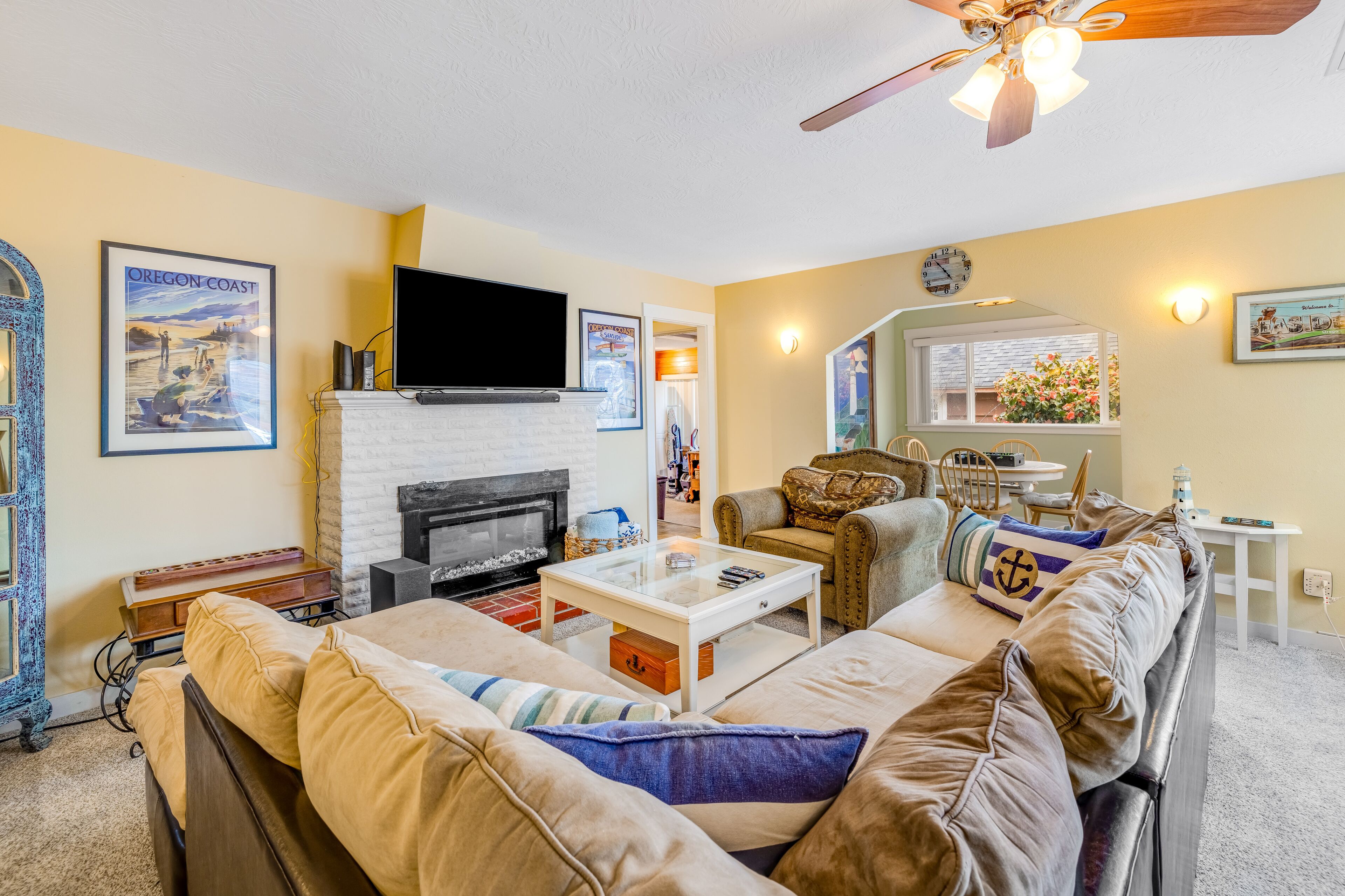 Historic cottage w/ hot tub, grill, board games - close to beach, shops, dining