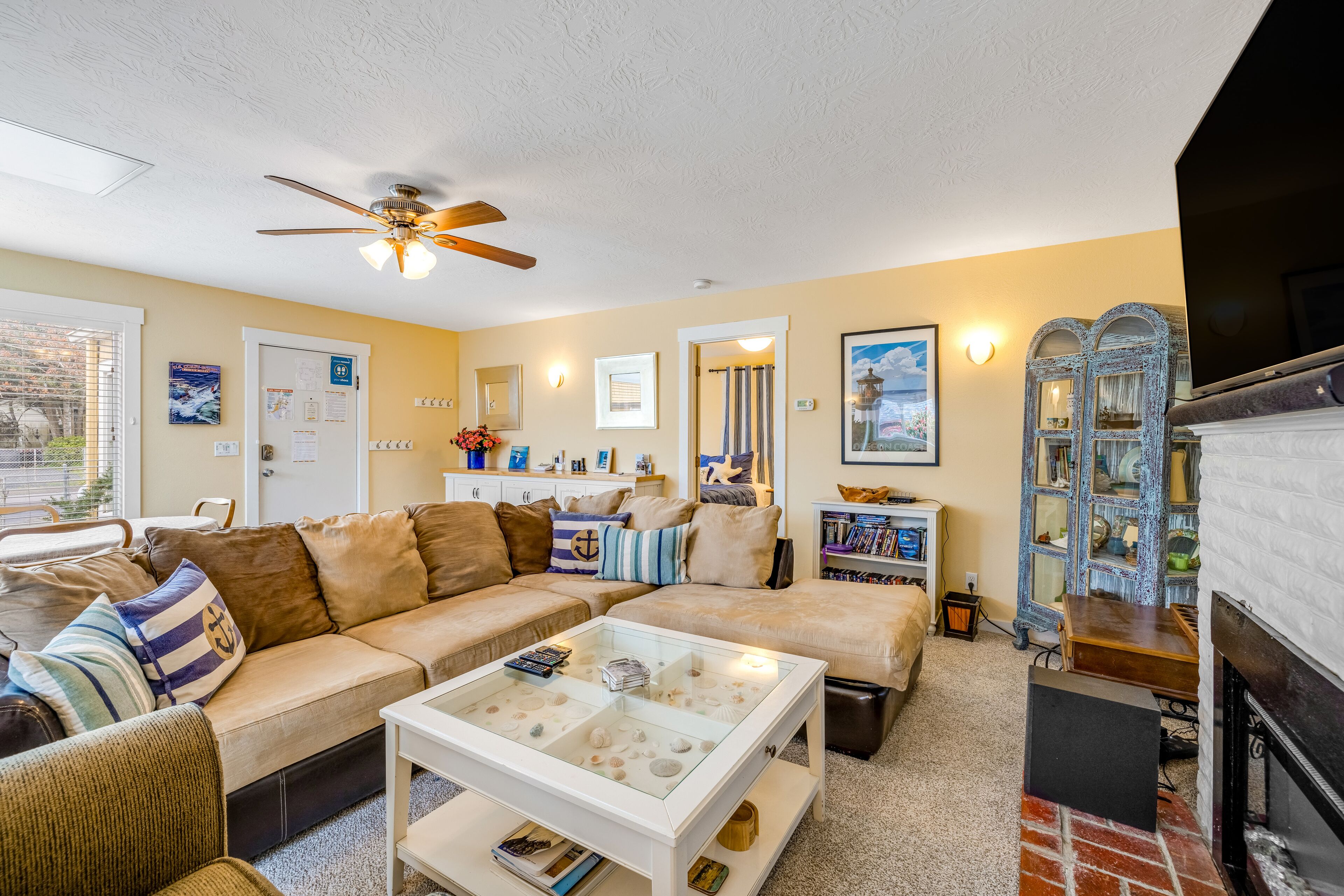 Historic cottage w/ hot tub, grill, board games - close to beach, shops, dining