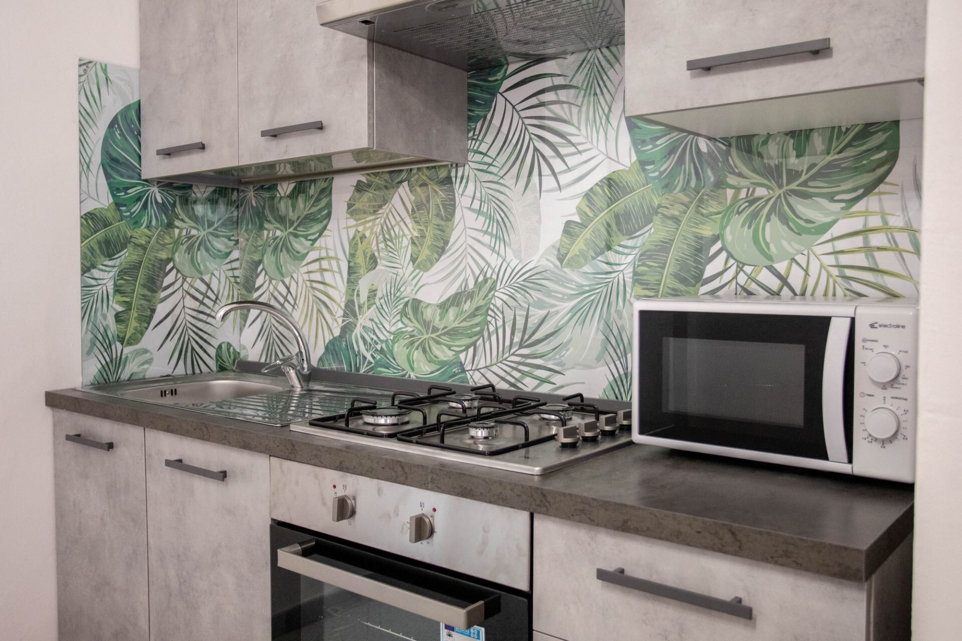 Kjøleskap, ovn, kaffetrakter/tekoker og kjøkkenutstyr