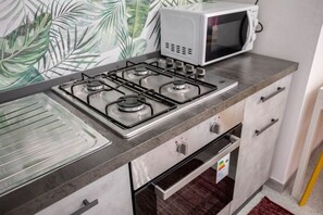 Réfrigérateur, four, cafetière/bouilloire