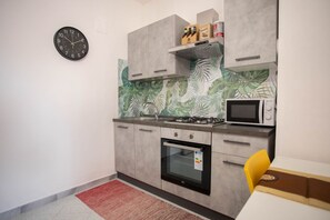 Kühlschrank, Ofen, Wasserkocher mit Kaffee-/Teezubehör