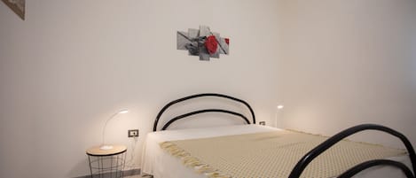 2 bedrooms, iron/ironing board, WiFi