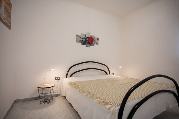 2 bedrooms, iron/ironing board, WiFi