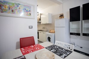 Een koelkast, een oven