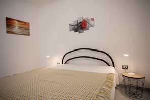 2 bedrooms, iron/ironing board, WiFi