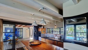 Refrigerador, utensilios de cocina, mesa de comedor