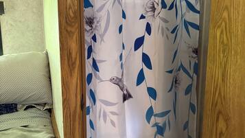 1 slaapkamer, een strijkplank/strijkijzer, wifi, beddengoed