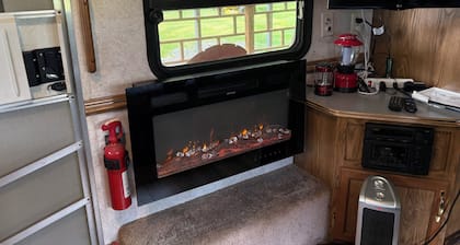 1-bedroom camper trailer minutes from Olympic Peninsula