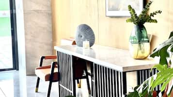 Coin salon dans le hall