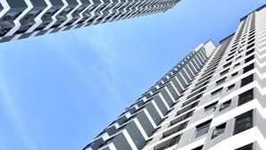 Um edifício alto com um padrão em zigue-zague de janelas e sacadas.