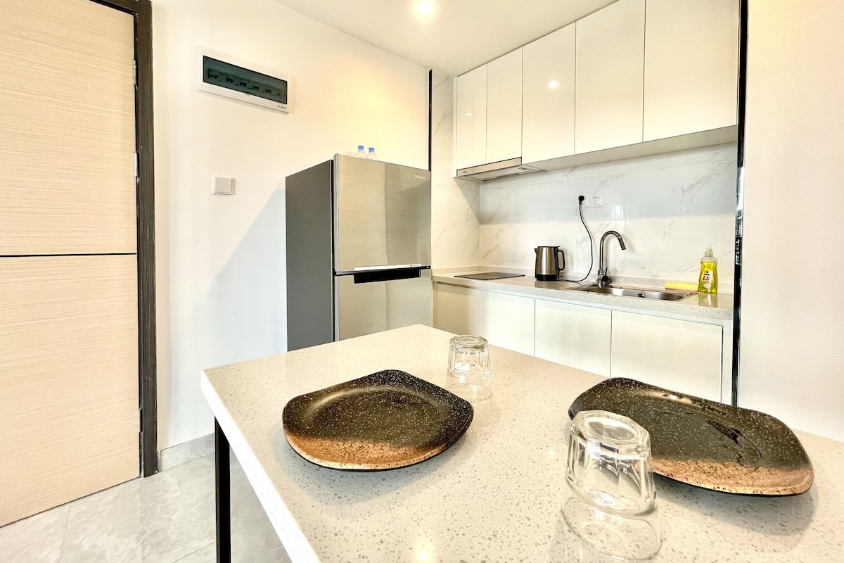 Premium Apartment, 1 Queen Bed with Sofa bed, Kitchen, Partial Sea View | Private kitchen | Full-sized fridge, electric kettle, cookware/dishes/utensils