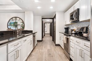 Réfrigérateur, four à micro-ondes, un four, surface de cuisson