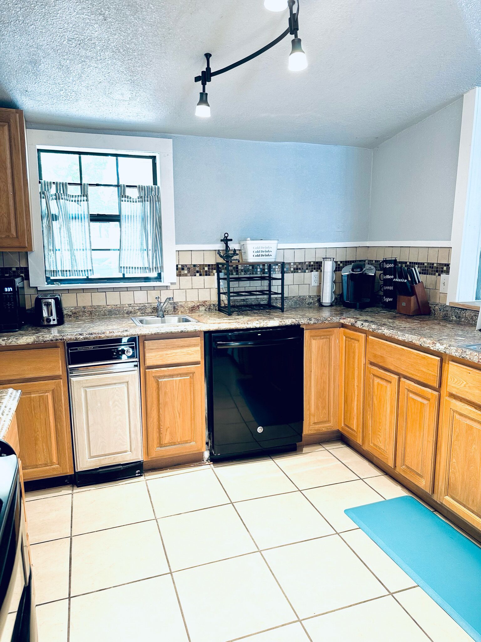 Waterfront home on Eufaula - WHITE SANDY BEACHES and amazing outdoor patio/bar!