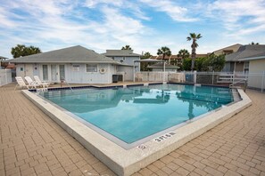 A heated pool - Steps to Sand, HEATED Pool, Private Access, Deck, Grill, Walk to Restaurants, $300 in Free Tickets! (St. Augustine)