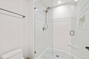 Douche, sèche-cheveux, serviettes fournies, shampoing