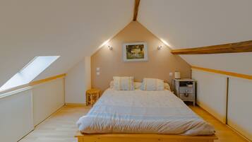 2 bedrooms, iron/ironing board, bed sheets