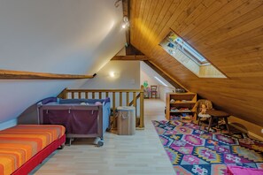 2 habitaciones, tabla de planchar con plancha y ropa de cama