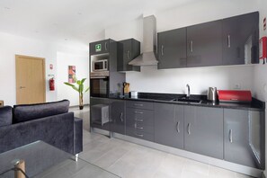 Kjøleskap, mikrobølgeovn, ovn og kokeplater