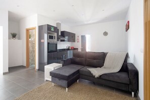 TV - Apartment 'Capelas Pdl' Close to Swimming Area (Capelas)