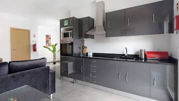 Jääkaappi, mikroaaltouuni, uuni, liesi