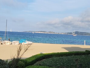 On the beach - Apartment "Le Topaze" with Sea View, Balcony & Wi-Fi (Grimaud)