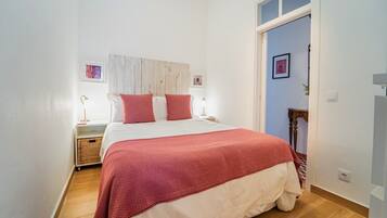 1 slaapkamer, een strijkplank/strijkijzer, gratis wifi, beddengoed