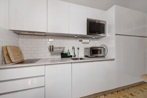 Frigorífic, microones, forn i placa de cuina 