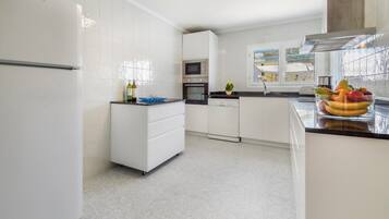 Een koelkast, een magnetron, een oven, een kookplaat