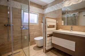Ducha, artículos de tocador gratuitos, secador de pelo, toallas