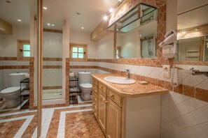 Douche, articles de toilette gratuits, sèche-cheveux