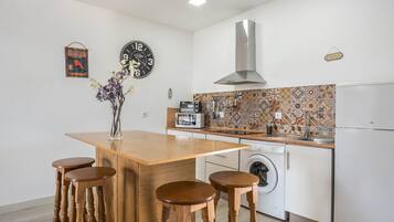 Réfrigérateur, micro-ondes, plaque de cuisson, cafetiÚre/bouilloire