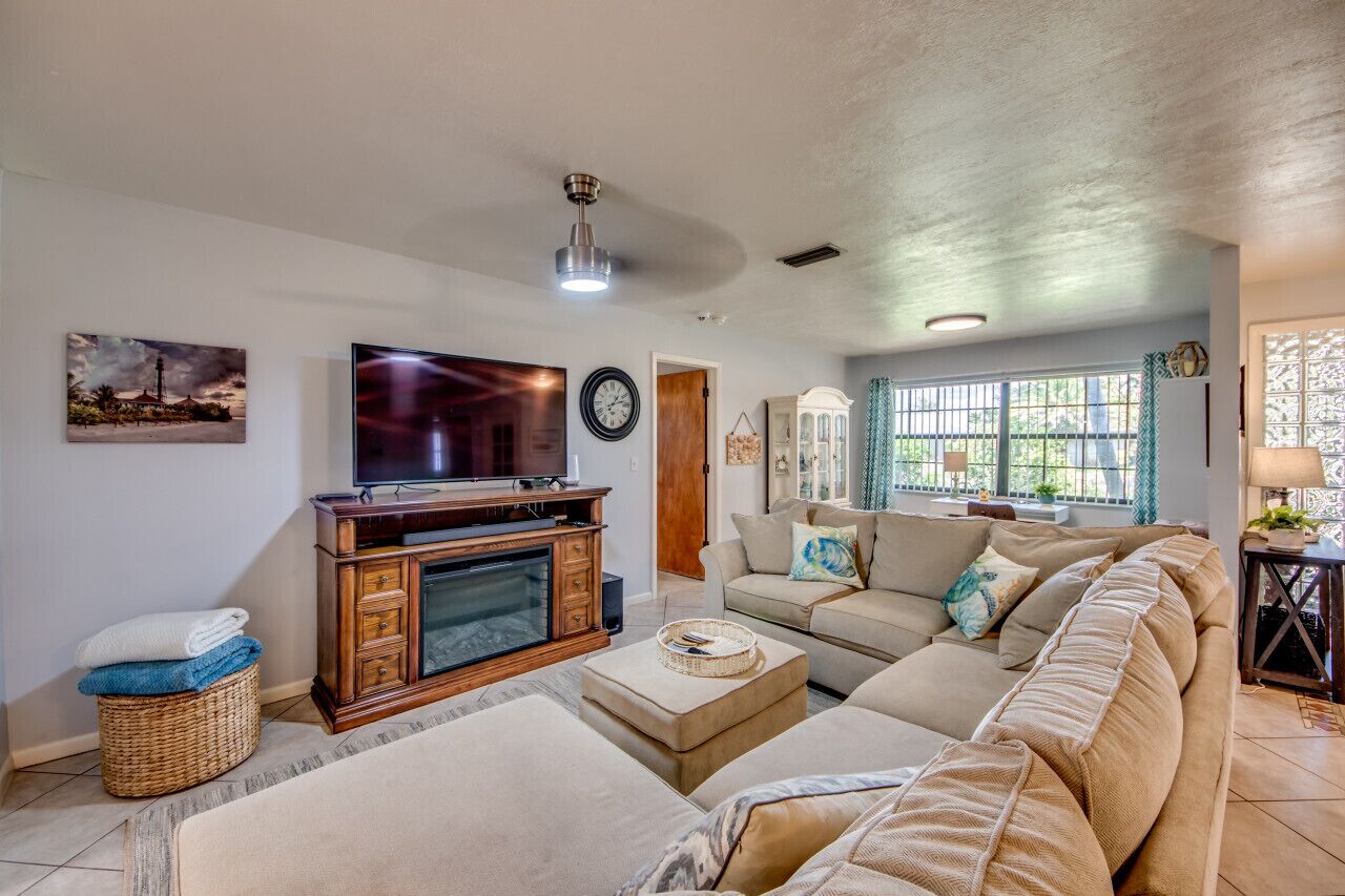 TV connectée, livres, espaces bureaux