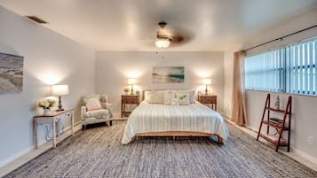 2 slaapkamers, een bureau, een strijkplank/strijkijzer, reisbedje