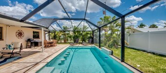 Sunshine POOL Cape Coral Home Centrally Located Great Outdoor Space