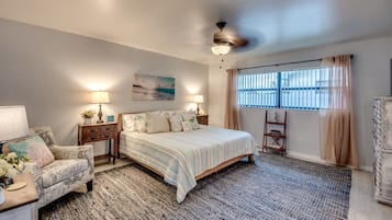 3 habitaciones, escritorio y tabla de planchar con plancha