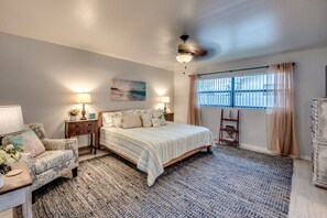 3 soverom, skrivebord, strykejern/-brett og reiseseng for barn