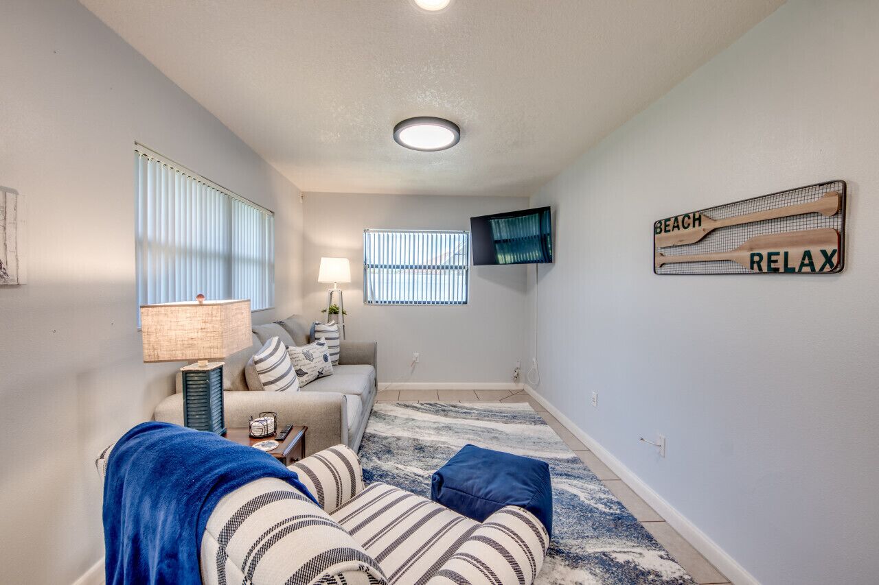 Smart-tv, boeken en een kantoor