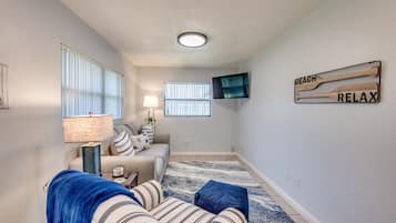 Smart-tv, boeken en een kantoor