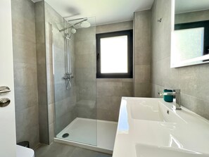 Badkar, hårtork och handdukar