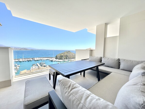 Outdoor dining - Apartment "Icon Marina A" with Mountain View, Shared Pool & Wi-Fi (La Herradura)