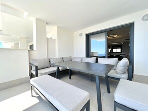 Outdoor dining - Apartment "Icon Marina A" with Mountain View, Shared Pool & Wi-Fi (La Herradura)