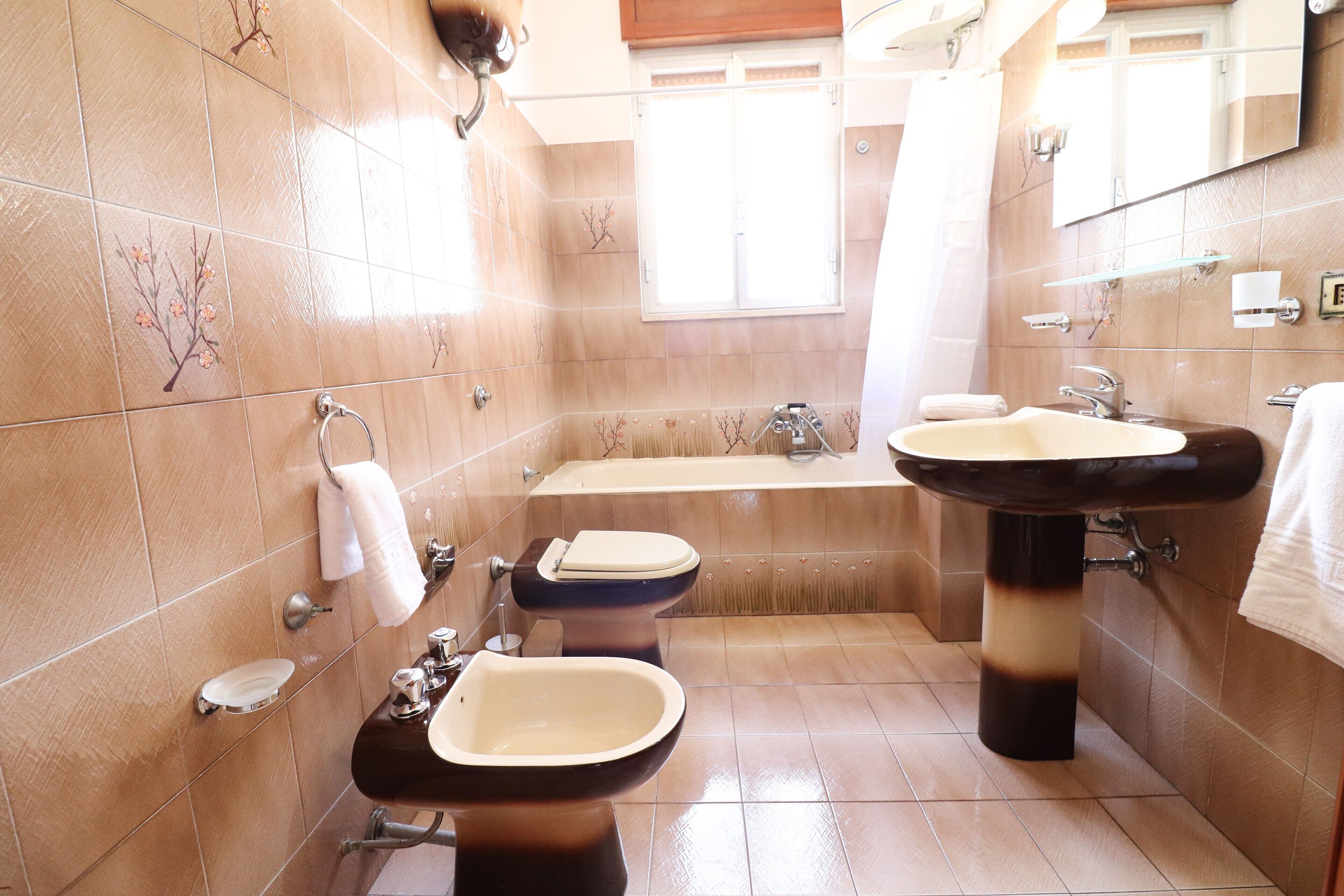 Badewanne, kostenlose Toilettenartikel, Haartrockner, Handtücher