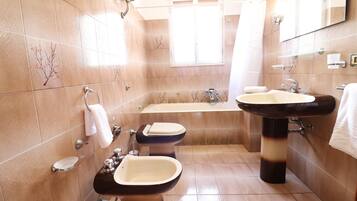 Badewanne, kostenlose Toilettenartikel, Haartrockner, Handtücher