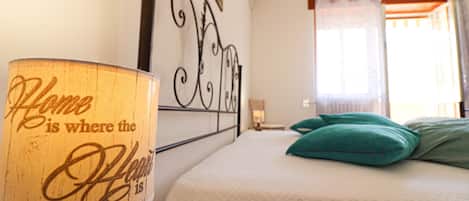 4 bedrooms, iron/ironing board, WiFi, bed sheets