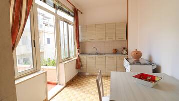 Frigorifero, forno, piano cottura, seggiolone