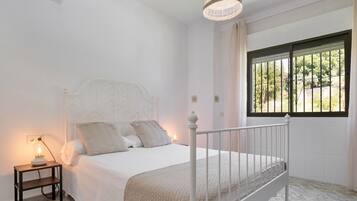 5 dormitoris, planxa i posts de planxar, wifi gratuïta i roba de llit