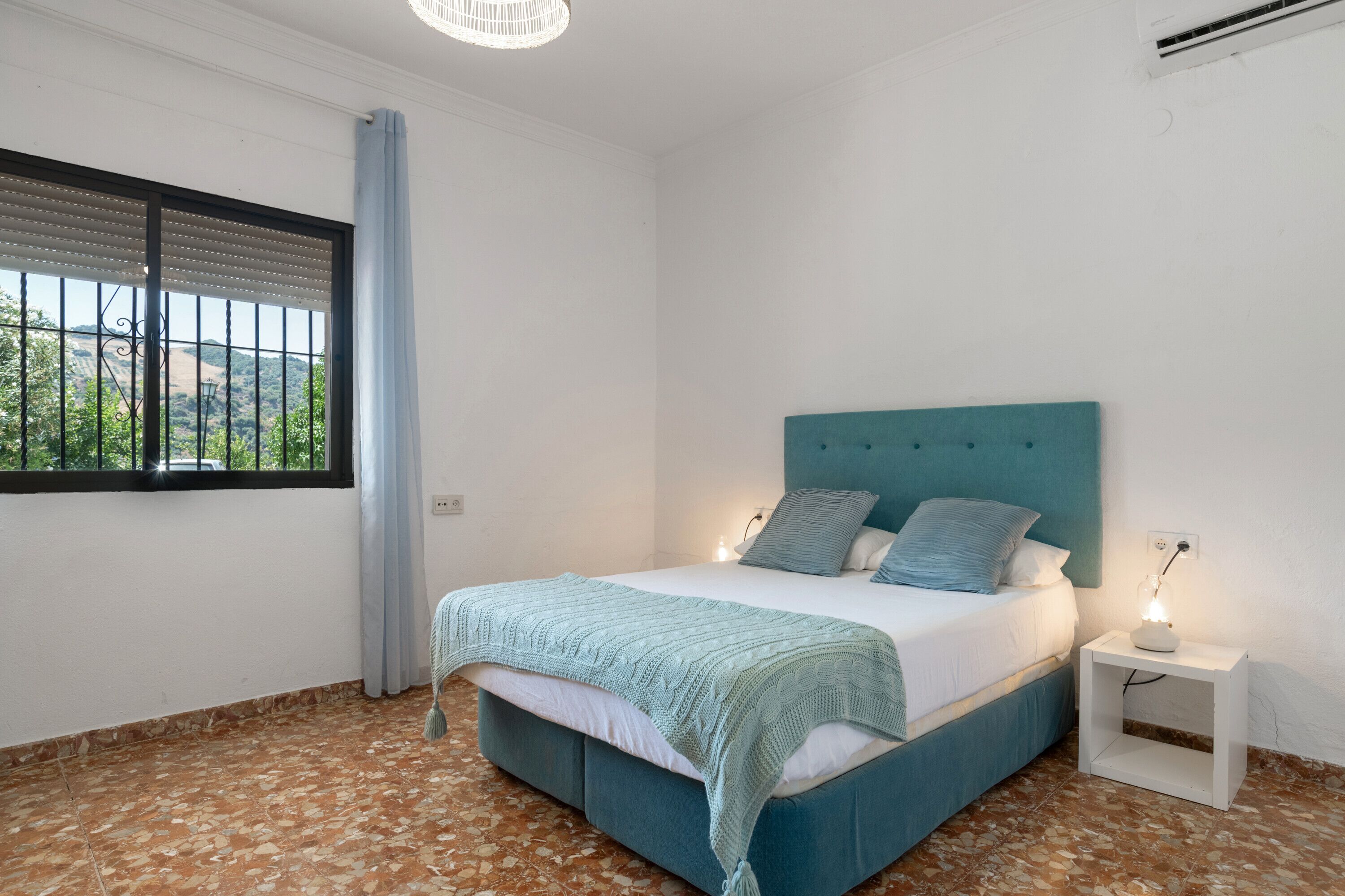 5 habitaciones, tabla de planchar con plancha y wifi gratis 